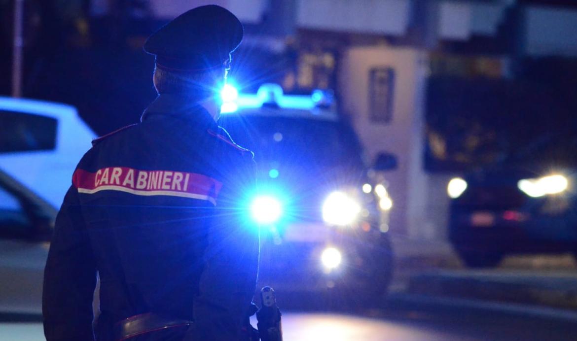 Abbatte con il furgone il cartello e lo lascia in mezzo alla strada: auto lo centra nella notte 