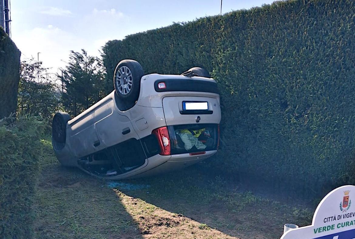 Vigevano: si ribalta con l&rsquo;utilitaria in mezzo alla rotonda