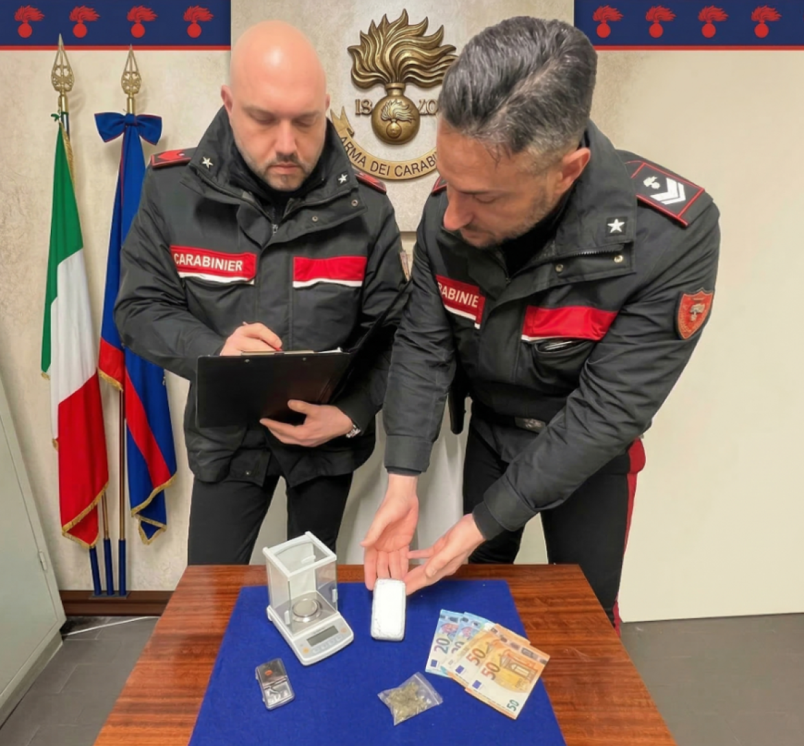 Controlli straordinari dei carabinieri nel fine settimana, due uomini denunciati per spaccio: in auto avevano hashish, marijuana e cocaina 