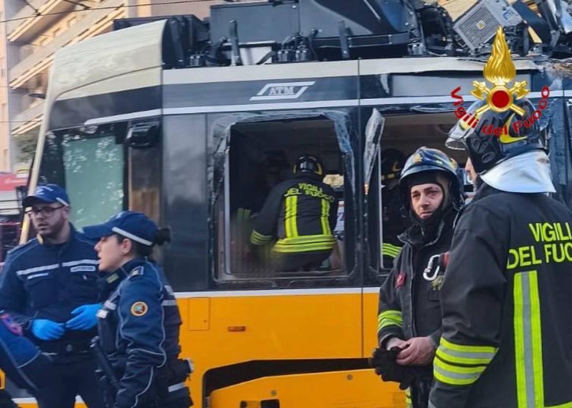 Tram deragliato a Milano, il conducente non risponde ai pm. Il suo avvocato: &laquo;Non era al telefono al momento dell&rsquo;impatto&raquo;
