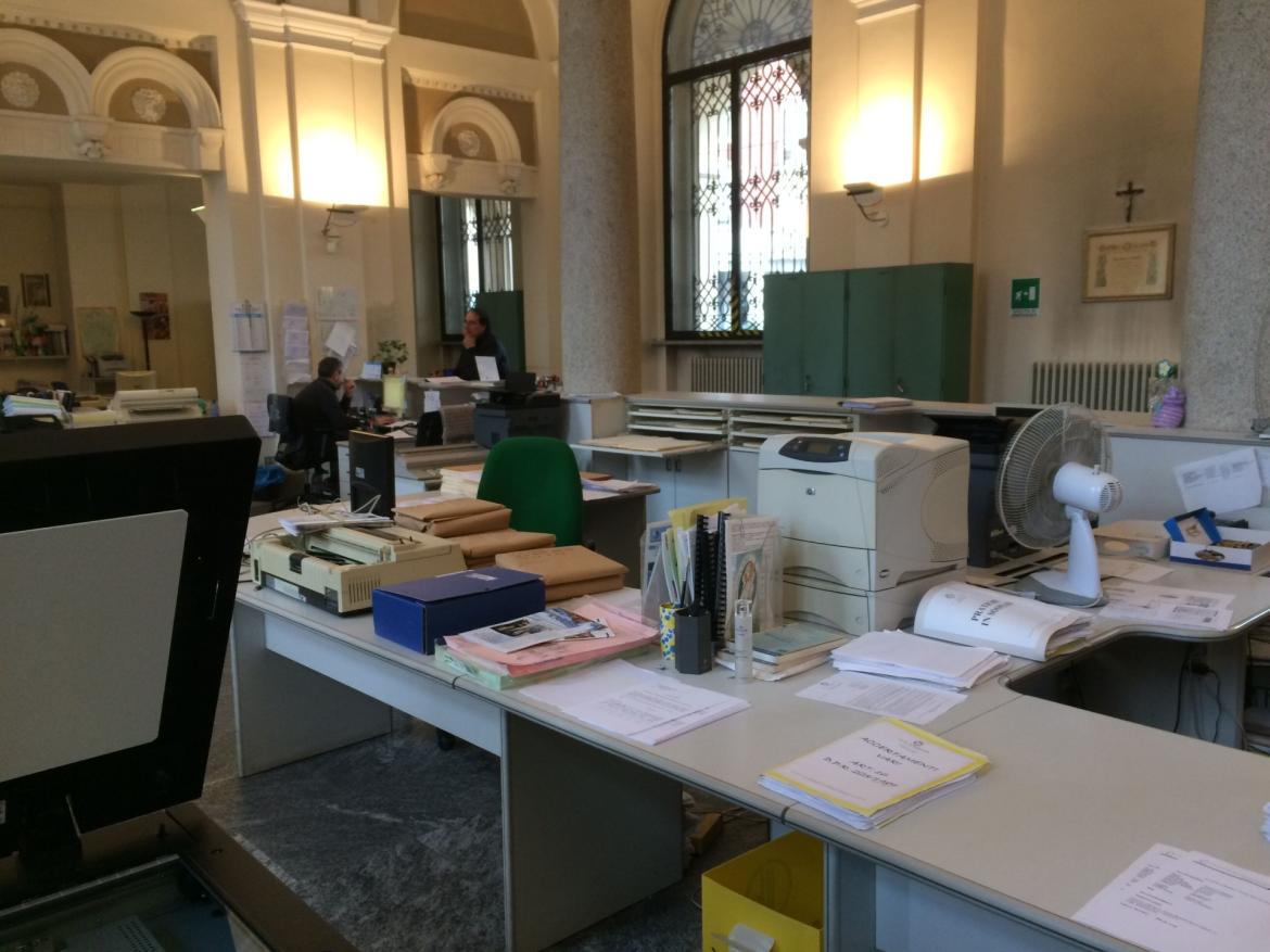 Il Pnrr ai saldi di fine stagione: fondi a pioggia ai Comuni per scrivanie e armadi