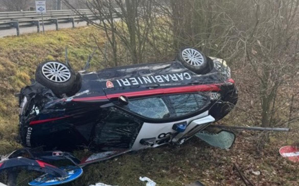 Durante un inseguimento avevano lanciato un piccone contro la gazzella dei carabinieri facendola uscire di strada