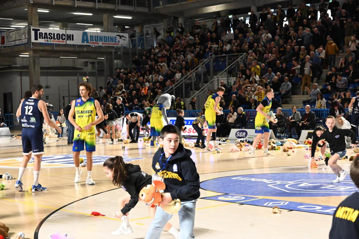 Basket, serie B: ancora un successo per il "Teddy Bear Toss"