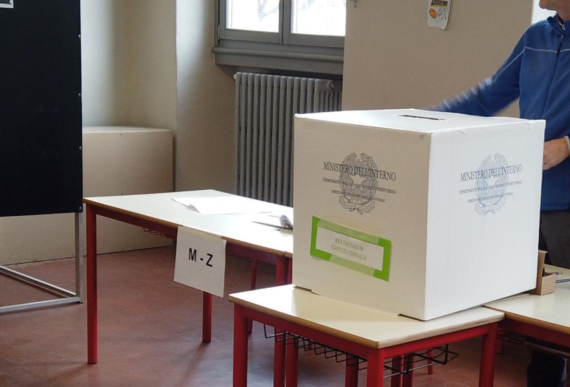 Strappati nella notte a Garlasco i manifesti elettorali per il No