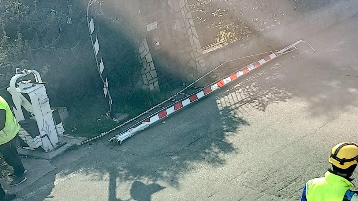 Inizio settimana di disagi per i pendolari della Milano-Mortara: ritardi per un passaggio a livello danneggiato