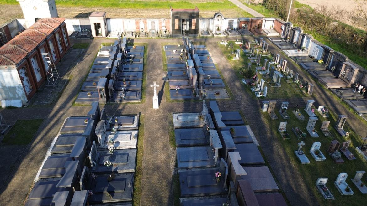 Ancora furti e vandalismi al cimitero della frazione Sforzesca, parenti esasperati: &laquo;Bisogna fare qualcosa&raquo;