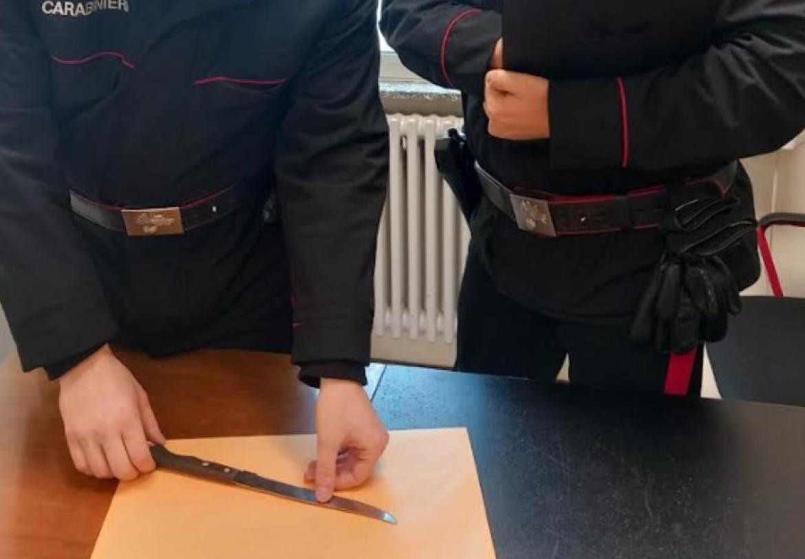 Scende dal treno di notte con un coltello di 31 centimetri. Denunciato dai carabinieri