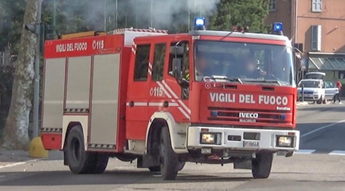 Giornata difficile per il forte vento. In Lomellina bruciano sterpaglie e si piegano pali a bordo strada