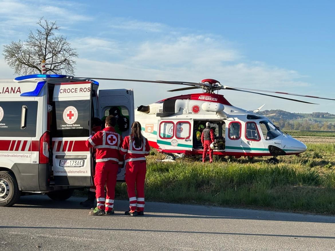 Cade dal trattore e perde conoscenza. Soccorso anziano di 81 anni