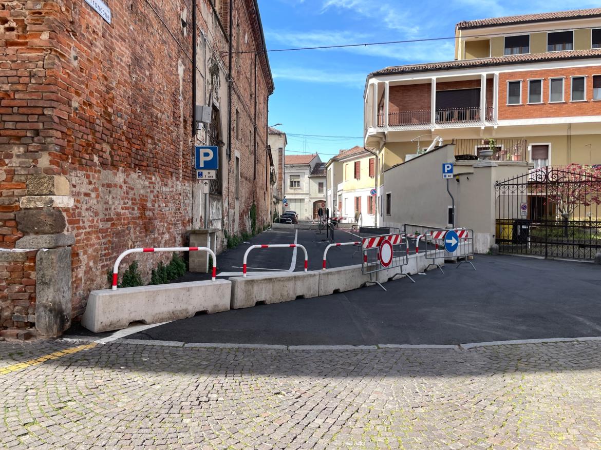 Mortara, calcinacci dal palazzo Lateranense. Chiusa via Troncone