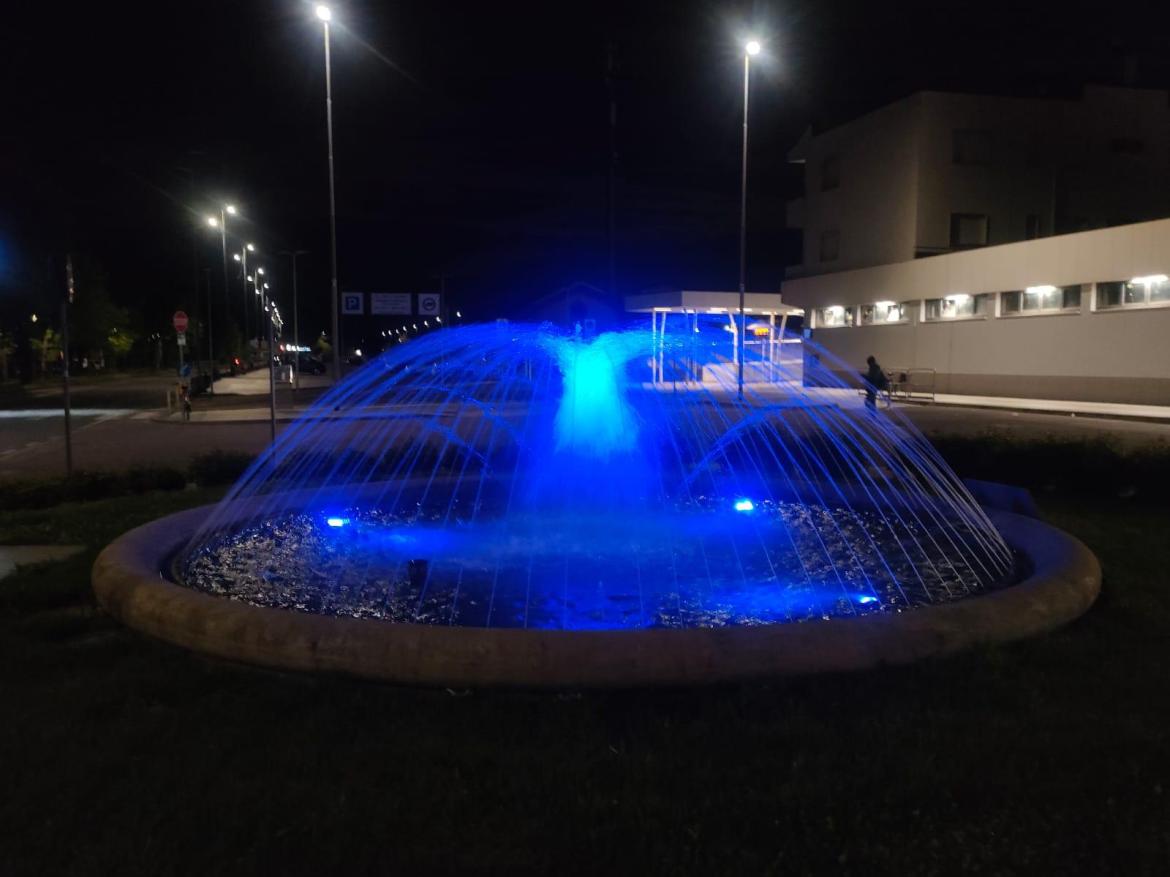 La fontana si tinge di blu per la Giornata mondiale della consapevolezza sull&rsquo;autismo