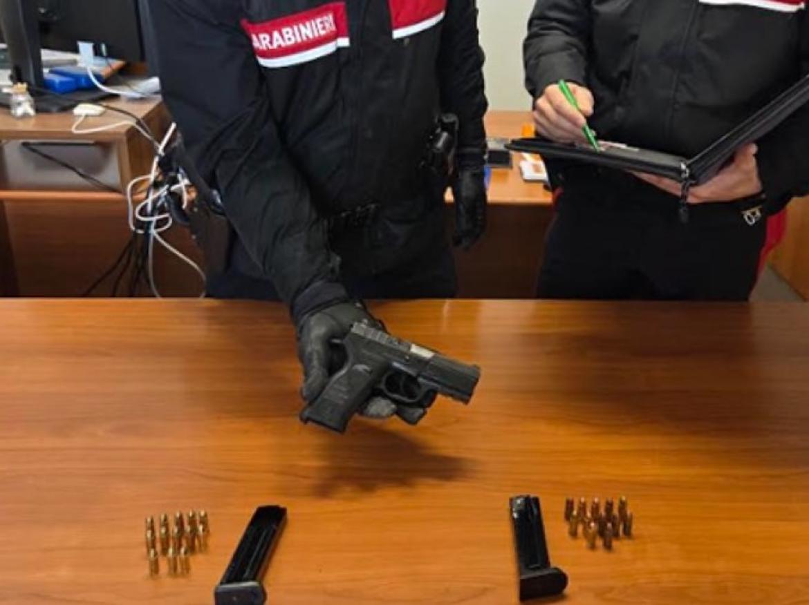 Guida senza patente a Vigevano, &egrave; recidivo, e nel bagagliaio ha una pistola con 12 proiettili