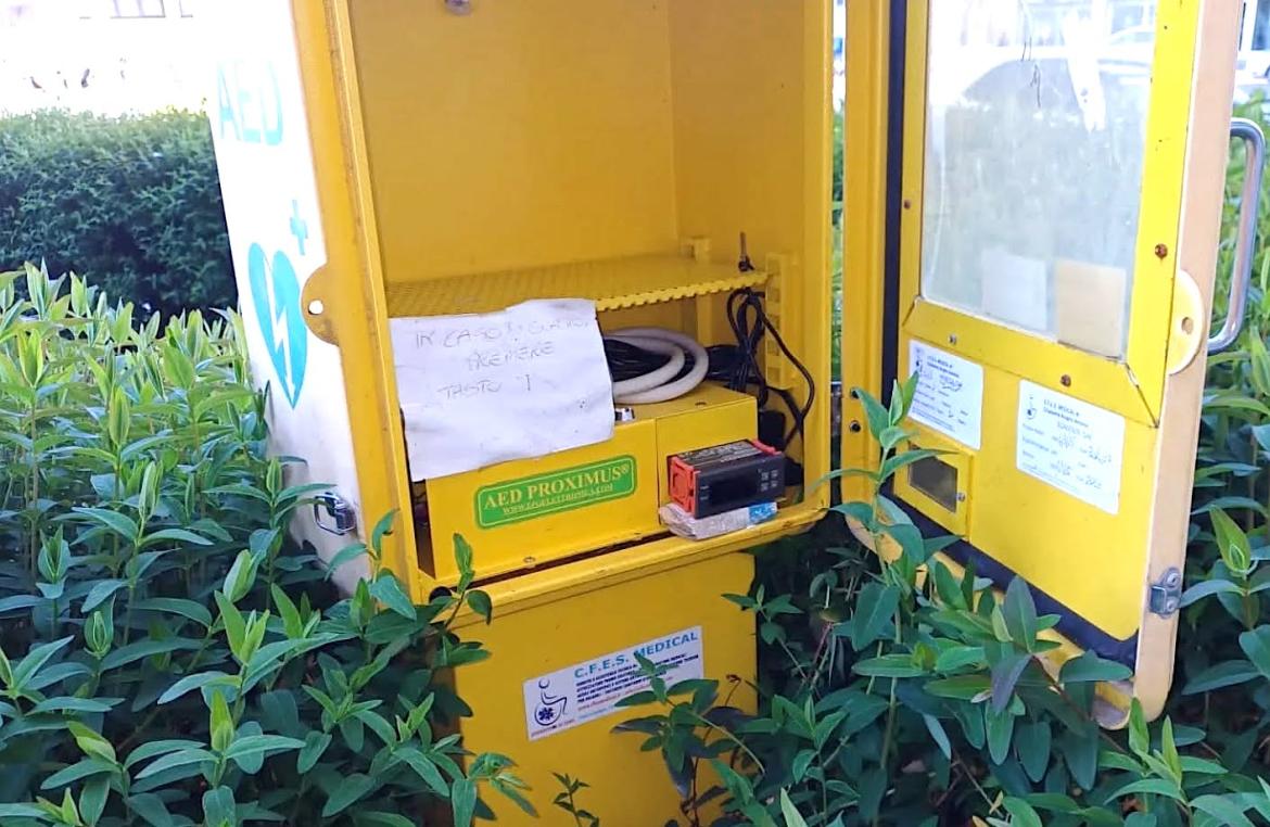 Vigevano, atti vandalici al defibrillatore in stazione: la denuncia della Croce Rossa