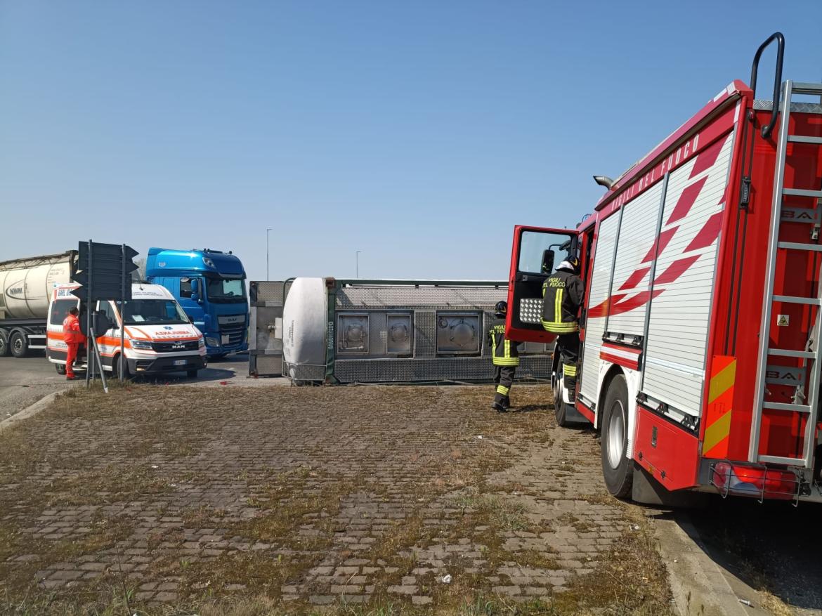 Camion si ribalta alla rotonda di Gropello. Soccorso il giovane autista