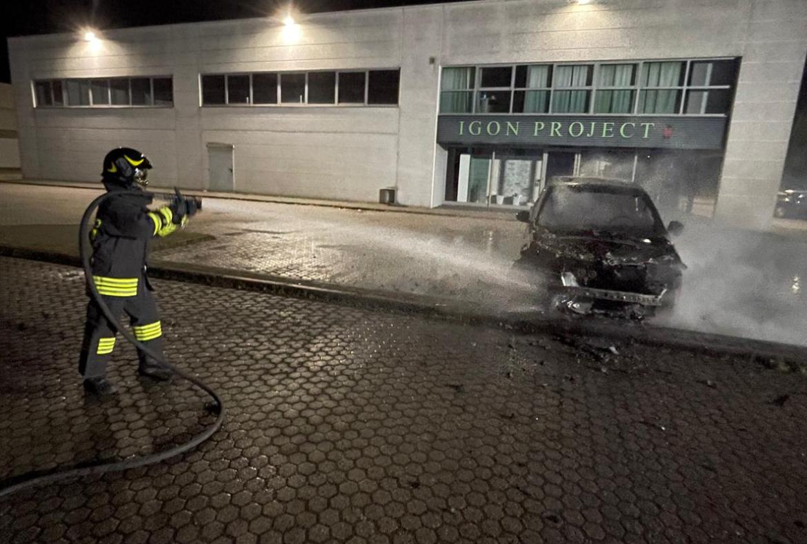 Vigevano: auto in fiamme in corso Novara. Intervengono i vigili del fuoco