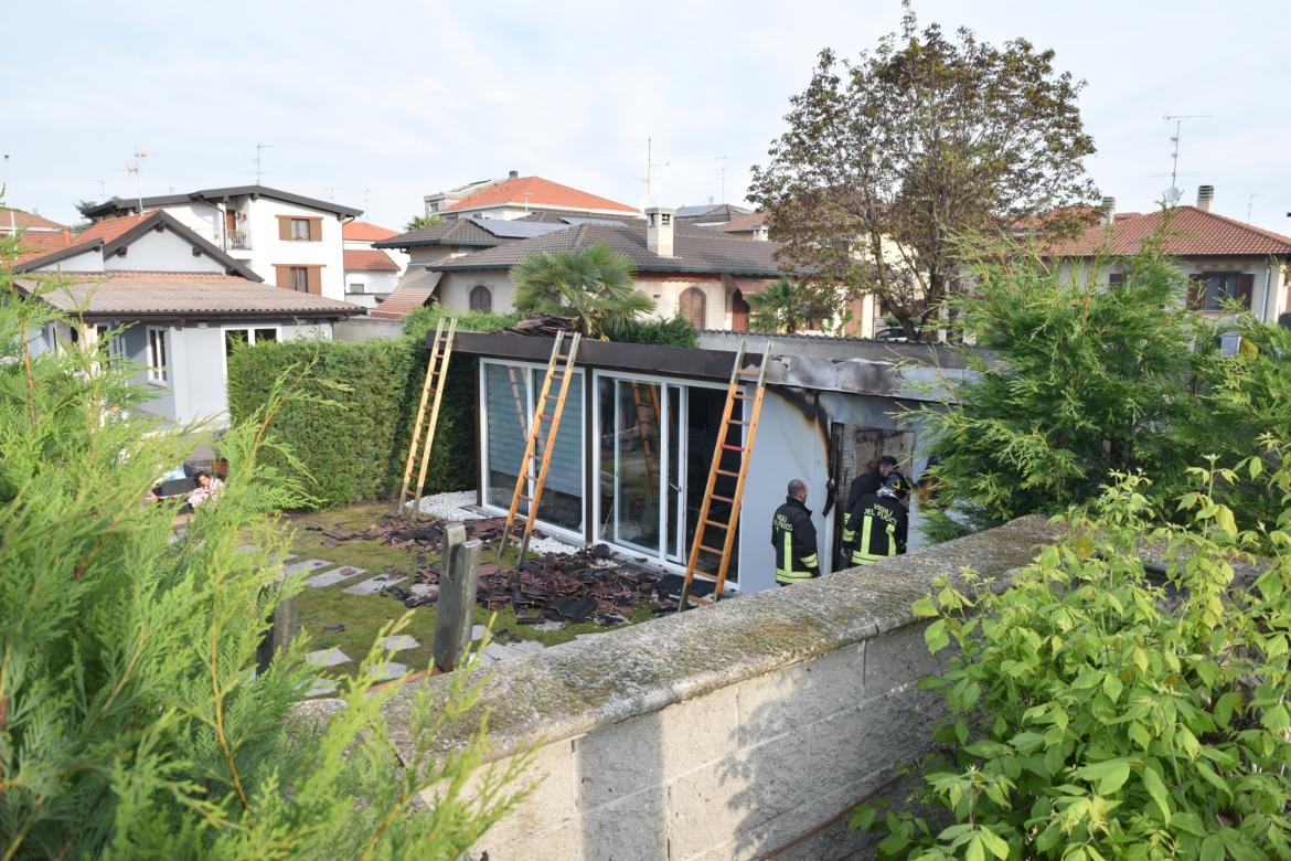 Vigevano, esplodono le bombole del barbecue: un ferito