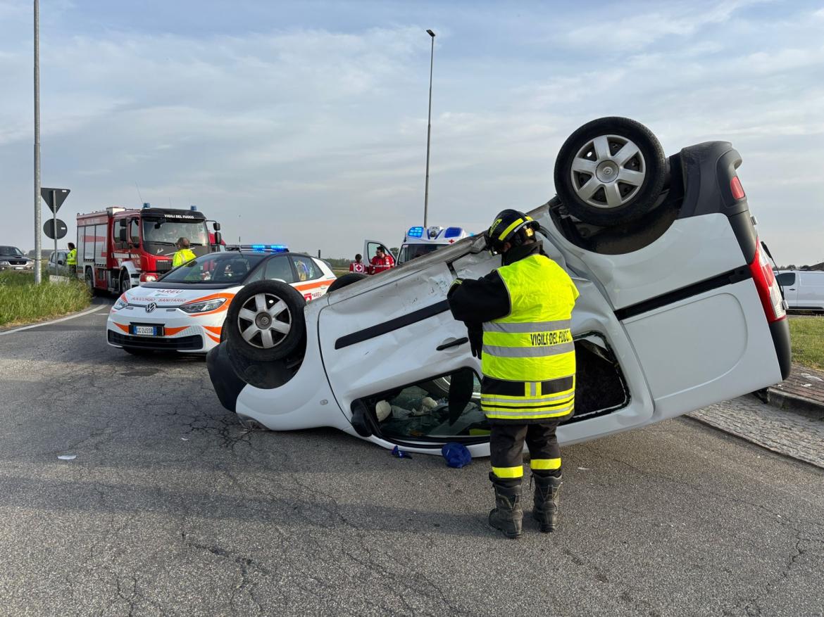 Furgone si ribalta a Breme: tre feriti, interviene l'elisoccorso