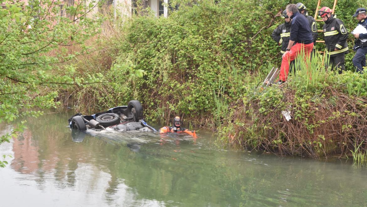 L&rsquo;auto finisce nel canale tra Vigevano e Parona, c&rsquo;&egrave; una vittima