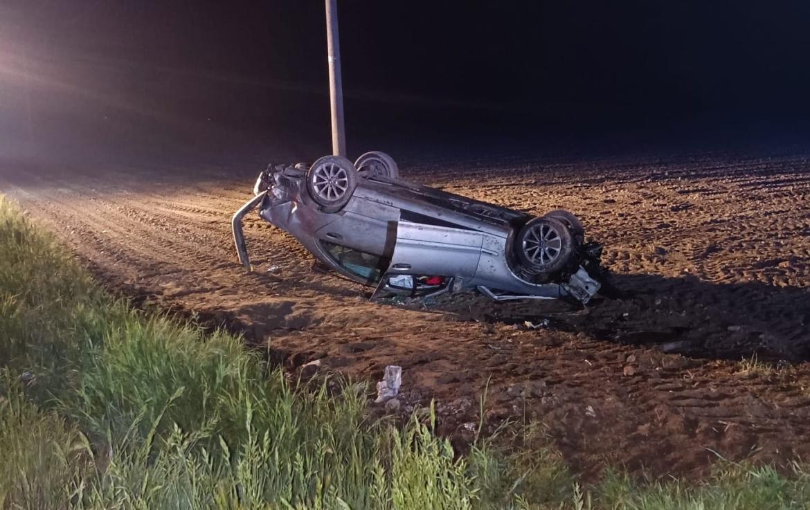 Incidente sul rettilineo tra Tromello e Gambol&ograve;: un&rsquo;auto finisce fuori strada e si ribalta