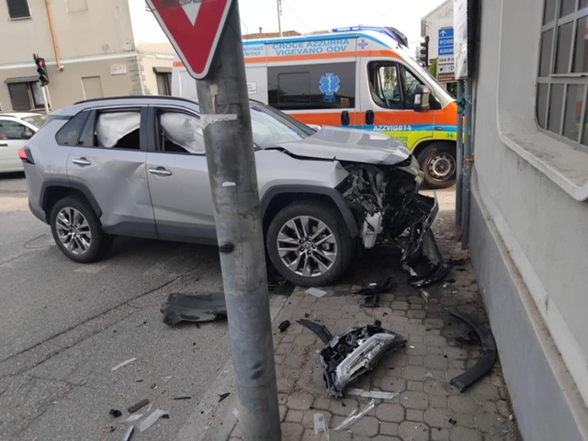 Cilavegna, scontro all'incrocio: ferito un uomo