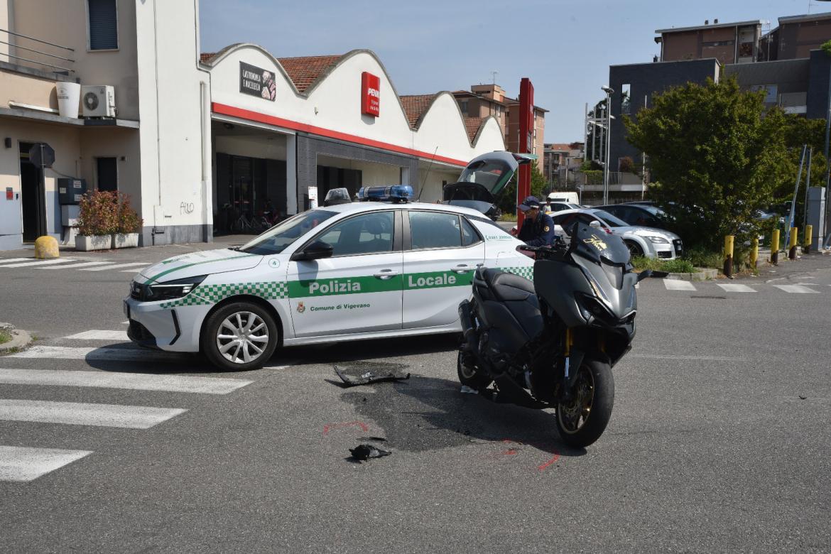 Scooter e auto si scontrano a Vigevano in viale Dei Mille