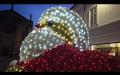 La città si veste a festa: luminarie, addobbi e, da venerdì, le proiezioni