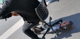 Vigevano, installa una sedia da ufficio sul monopattino: multato