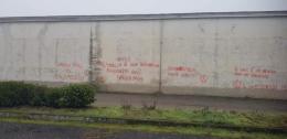 Muro del cimitero imbrattato con scritte no vax