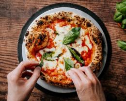 Oggi è la giornata mondiale della pizza: in Italia se ne sfornano 8 milioni ogni giorno