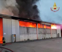 Incendio in un capannone a Casei Gerola: al lavoro diverse squadre di vigili del fuoco 