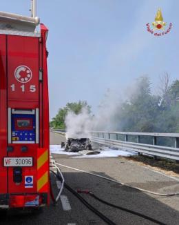 Auto ibrida prende fuoco in autostrada: nessun ferito