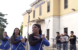 Flash mob di solidarietà per i pendolari della Milano-Mortara: ieri la banda ad Abbiategrasso