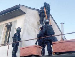 Ricercato per tentato omicidio: i carabinieri lo arrestano in spiaggia a Sarzana