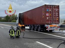 Tir alimentato a gas prende fuoco:  chiusa autostrada in direzione Genova