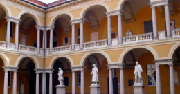 Pasti vietati in aula: studentessa disabile allontanata dal personale