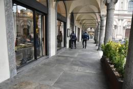 Si dà fuoco in piazza Ducale, soccorsa da un passante