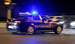 Mortara, danneggia 3 treni (poi soppressi) e minaccia il macchinista armato di ascia e martelletti  frangivetro: arrestato 