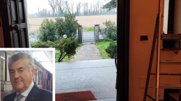 Assalto in casa all'ora di cena, i banditi buttano giù la porta d'ingresso