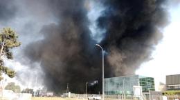 L'incendio alla Ilga Gomma di viale Commercio a Vigevano. Statale bloccata. Il fumo è nero e denso e visibile da tutta la città. Il sindaco di Vigevano consiglia di tenere le finestre chiuse e di non stare in spazi aperti
