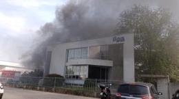 Brucia la Ilga Gomma di viale Commercio, una azienda storica di Vigevano


