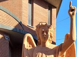 La statua dell'Angelo presa a sassate: ancora vandalismi a Cilavegna