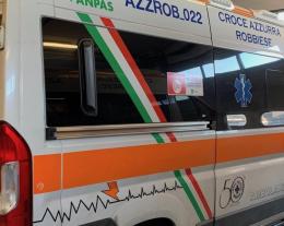 Esce di strada e si ribalta per evitare un camion