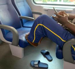 In treno con i piedi sul sedile: gli altri viaggiatori protestano, ma lui non li toglie