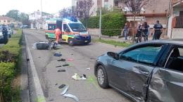 Vigevano, sbalzato dopo l'impatto con l'auto: in gravi condizioni scooterista di 59 anni