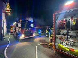 Incendio in un capannone di Sannazzaro: bruciati alcuni veicoli