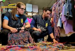 Falso Made in Italy in un magazzino di Vigevano: la Guardia di finanza sequestra 30mila capi di abbigliamento