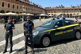 Vigevano, impiegava lavoratori “in nero” e senza permesso di soggiorno: denunciato il titolare di un locale