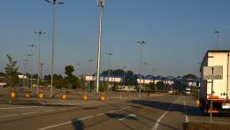 Parona, si sente male dopo aver parcheggiato il camion: chiama i soccorsi, ma muore prima del trasporto in ospedale
