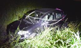 Auto esce di strada tra Gravellona e Cilavegna: illesi i due giovani a bordo