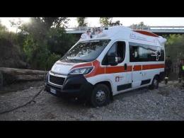 Cerca refrigerio vicino al fiume Ticino, ma cade e si ferisce. Difficoltoso il soccorso